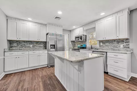 Kitchen - 304 Broken Arrow Ln, Covington, VA 24426 photo 4 of 7