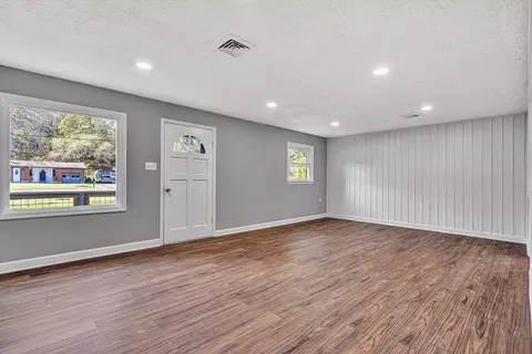 Living - 304 Broken Arrow Ln, Covington, VA 24426 photo 3 of 3