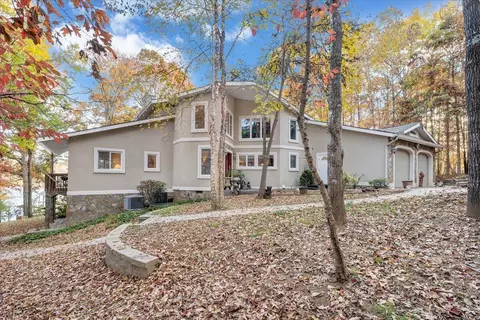 120 Walton Dr, Moneta, VA 24121