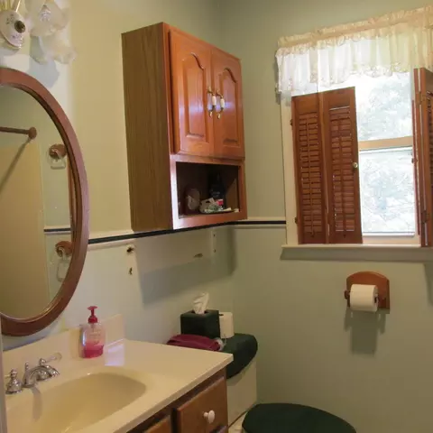 Bath - 2824 Beldon Dr, Salem, VA 24153 photo 1 of 1