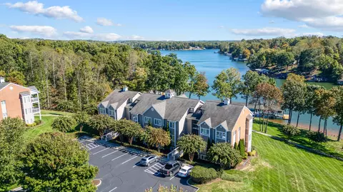 305 S Pointe Shore Dr #202, Moneta, VA 24121
