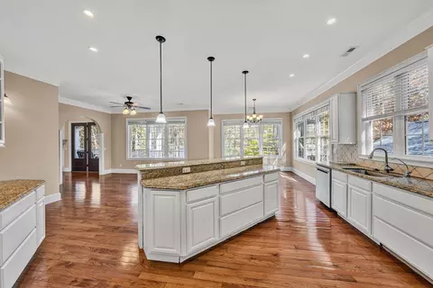 Kitchen - 138 Binnacle Dr, Moneta, VA 24121 photo 3 of 9