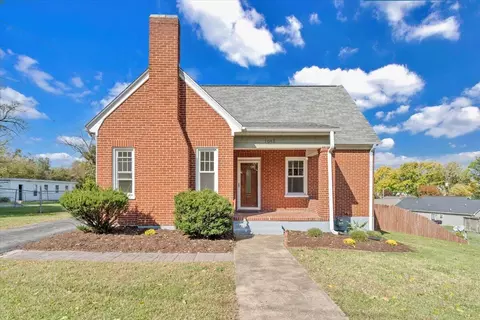 1043 Easton Rd, Salem, VA 24153