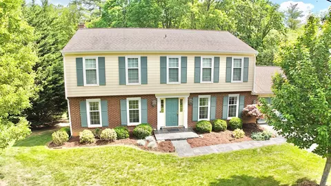 5389 Luwana Dr, Roanoke, VA 24018