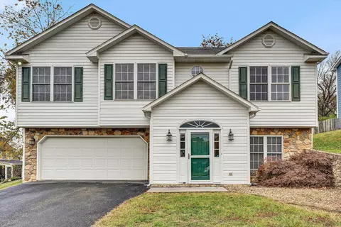 1619 Bush Farm Dr, Vinton, VA 24179