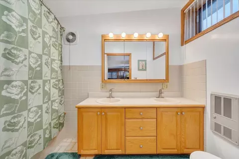 Bath - 549 Clydes Rd, Eagle Rock, VA 24085 photo 4 of 5
