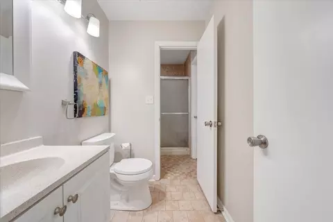 Bath - 2447 Post Oak Rd, Salem, VA 24153 photo 3 of 4