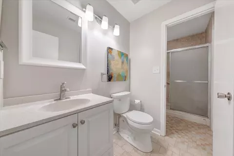 Bath - 2447 Post Oak Rd, Salem, VA 24153 photo 2 of 4