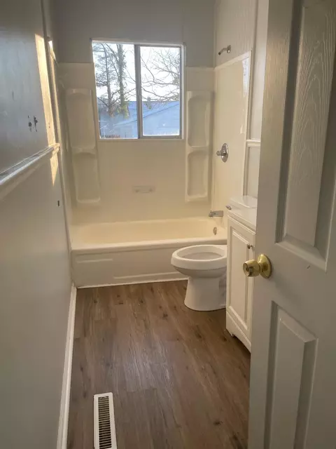 Bath - 1525 Gordon Ave SE, Roanoke, VA 24014 photo 2 of 2