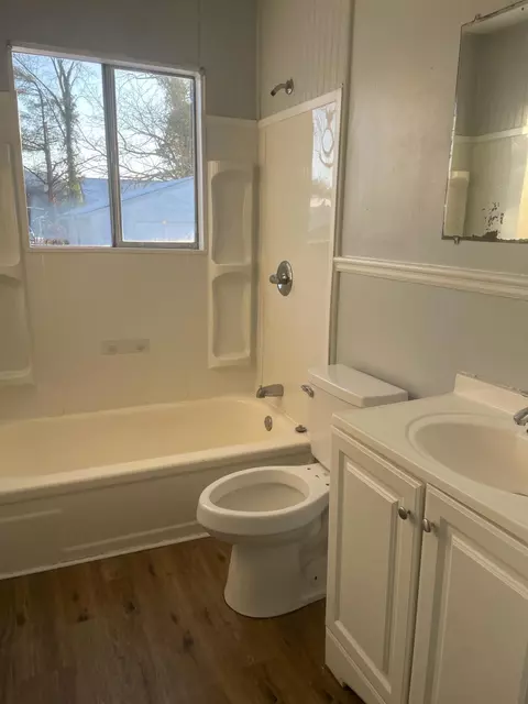 Bath - 1525 Gordon Ave SE, Roanoke, VA 24014 photo 1 of 2