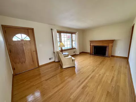 Living - 525 Elden Ave, Roanoke, VA 24019 photo 2 of 5