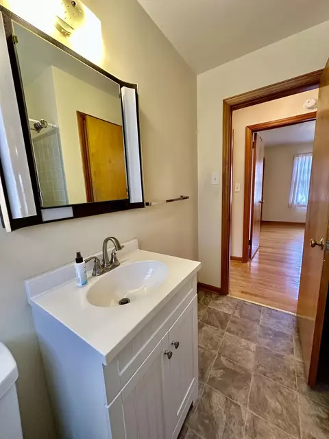 Bath - 525 Elden Ave, Roanoke, VA 24019 photo 2 of 2