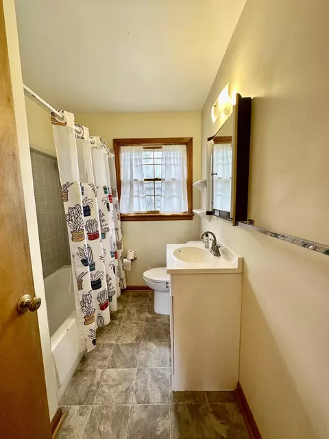 Bath - 525 Elden Ave, Roanoke, VA 24019 photo 1 of 2