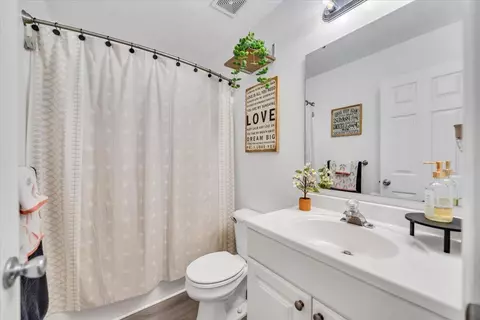 Bath - 232 Eugene Dr NW, Roanoke, VA 24017 photo 3 of 4