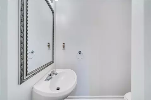 Bath - 232 Eugene Dr NW, Roanoke, VA 24017 photo 4 of 4
