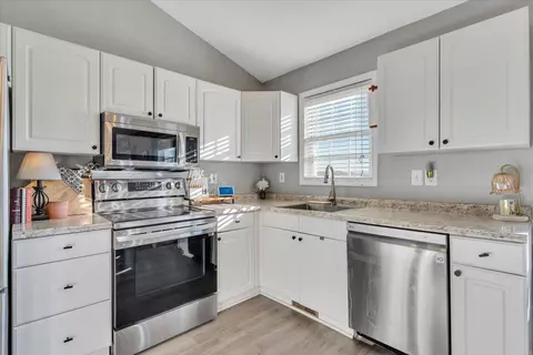 Kitchen - 232 Eugene Dr NW, Roanoke, VA 24017 photo 3 of 3