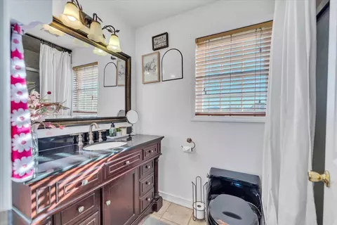 Bath - 232 Eugene Dr NW, Roanoke, VA 24017 photo 1 of 4