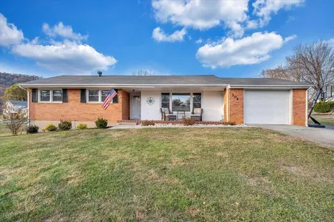 304 Dawnridge Ln, Troutville, VA 24175
