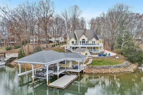 218 Twin Chimneys Dr, Wirtz, VA 24184