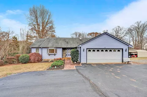 110 Club House Dr, Moneta, VA 24121