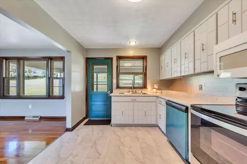 Kitchen - 1108 E Dolly Ann Dr, Covington, VA 24426 photo 4 of 4