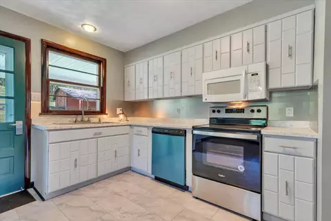 Kitchen - 1108 E Dolly Ann Dr, Covington, VA 24426 photo 2 of 4