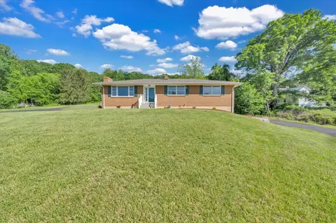 1108 E Dolly Ann Dr, Covington, VA 24426
