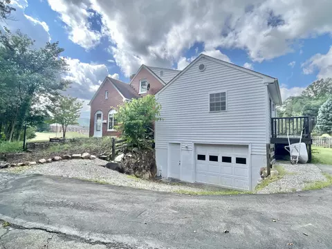 826 Red Ln, Salem, VA 24153