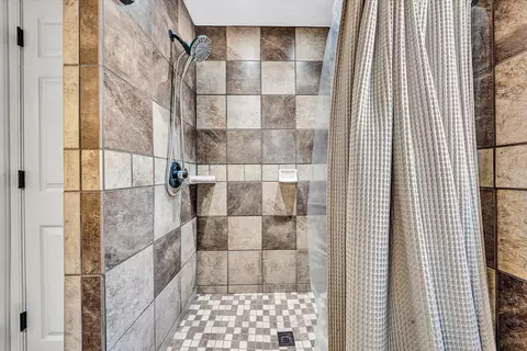 Bath - 1311 Walnut Shell Dr, Vinton, VA 24179 photo 2 of 3
