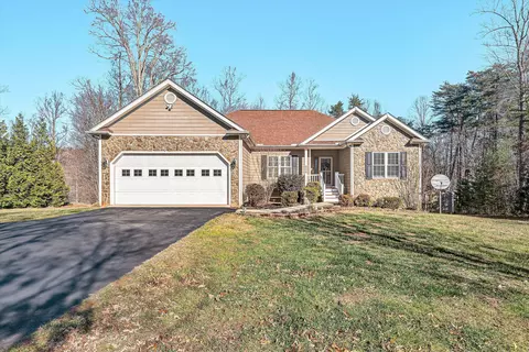 225 Woods Edge Dr, Rocky Mount, VA 24151