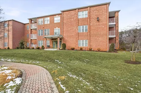3025 Mcvitty Forest Dr #101, Roanoke, VA 24018