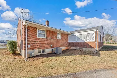 Exterior - 3302 Frontier Rd NW, Roanoke, VA 24012 photo 2 of 5