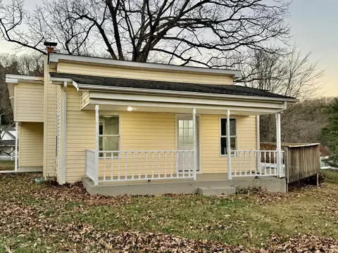 3715 Sandlewood Rd, Roanoke, VA 24018