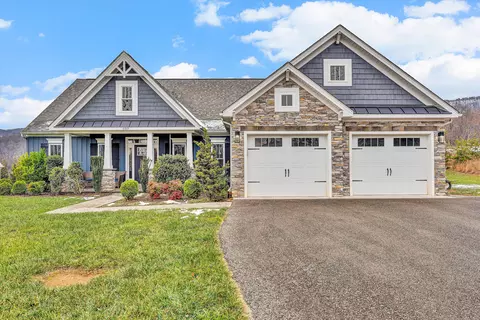 689 Ambler Ln, Salem, VA 24153