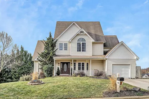 2420 Wolf Crst, Vinton, VA 24179