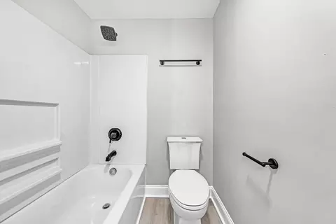 Bath - 809 Ward St, Roanoke, VA 24017 photo 2 of 2