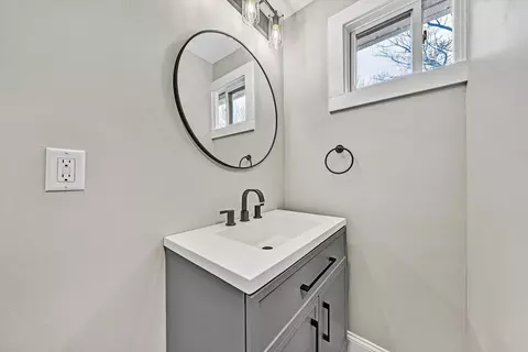 Bath - 809 Ward St, Roanoke, VA 24017 photo 1 of 2