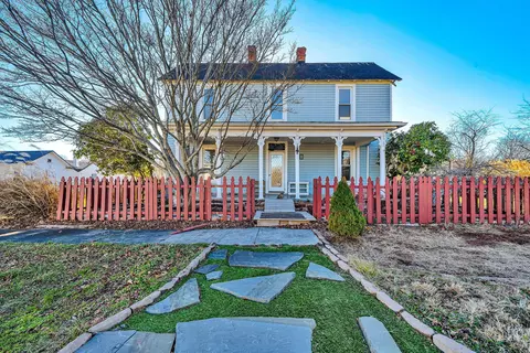8 Middle St, New Castle, VA 24127