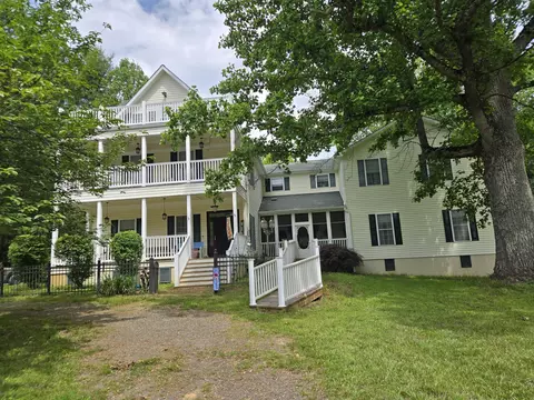 6733 Floyd S, Willis, VA 24380