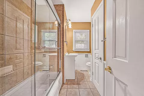 Bath - 729 Windsor Ave SW, Roanoke, VA 24015 photo 1 of 1