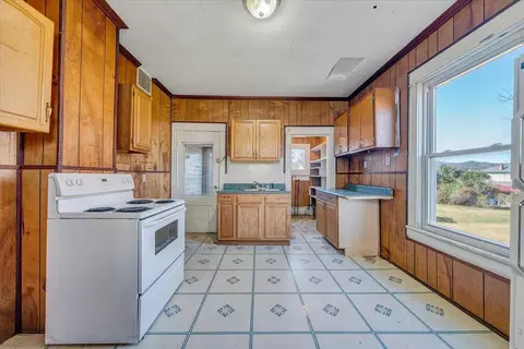 228 E Beech St, Covington, VA 24426 photo 9