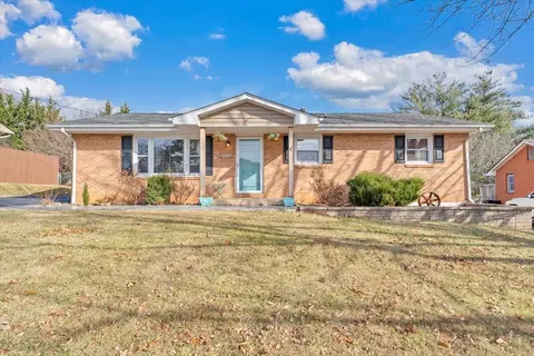 5923 Village Ln, Roanoke, VA 24019