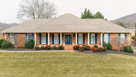 6304 Roselawn Court Dr, Roanoke, VA 24018