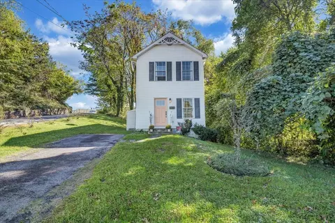 411 E Jackson Ave, Vinton, VA 24179