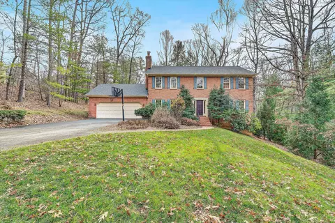 5504 S Roselawn Rd, Roanoke, VA 24018
