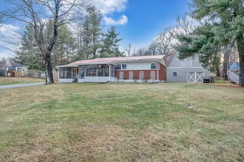 9009 Poor Mountain Rd, Bent Mountain, VA 24059