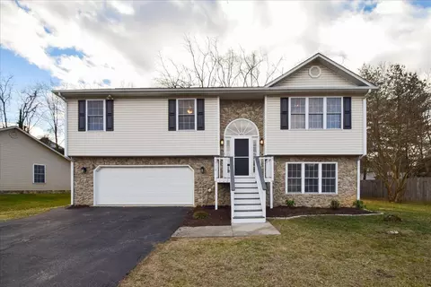 1715 Bush Farm Dr, Vinton, VA 24179