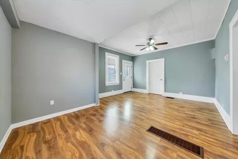 Living - 1925 Willis St, Salem, VA 24153 photo 3 of 4