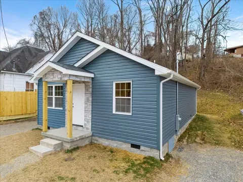 138 Pierce Ave, Pulaski, VA 24301 photo 3