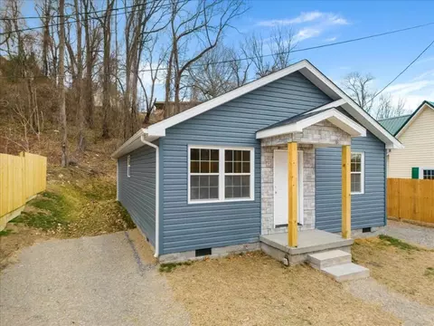 138 Pierce Ave, Pulaski, VA 24301 photo 2